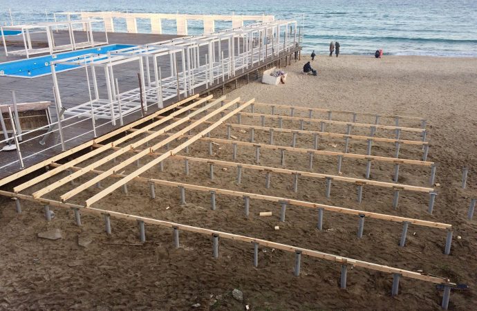 Аркадия: на пляже появился новый деревянный настил