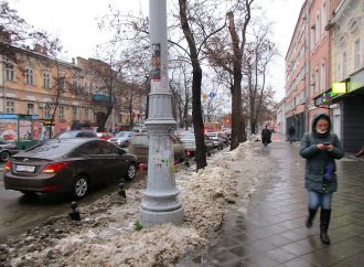 Одесская зима: горожане мокнут, скользят и принимают «грязно-песочный душ»