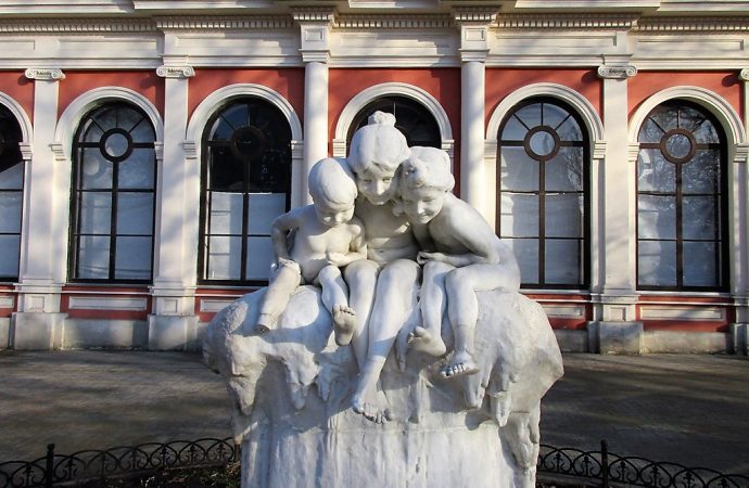 Вандальная «ампутация»: старейшая скульптурная композиция Одессы лишилась ноги
