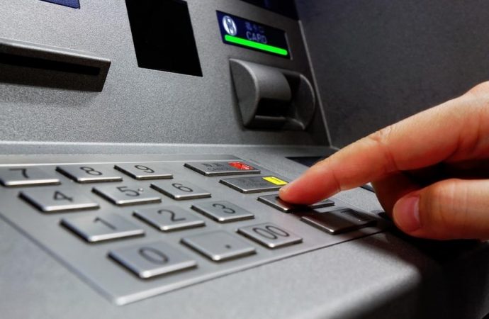 Новые правила валютных операций: теперь доллары можно купить через банкомат или терминал