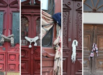 Одесские общественники «одели» старинные двери в шарфики и шапочки