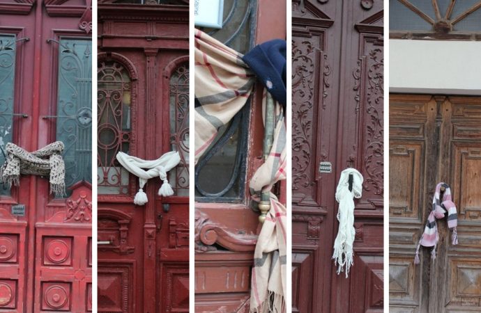 Одесские общественники «одели» старинные двери в шарфики и шапочки