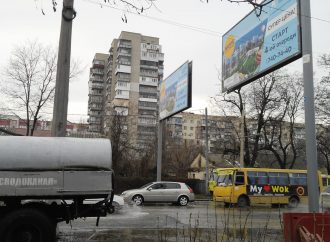 Авария водопровода на Люстдорфской: над предполагаемым местом прорыва оказалась рекламная конструкция