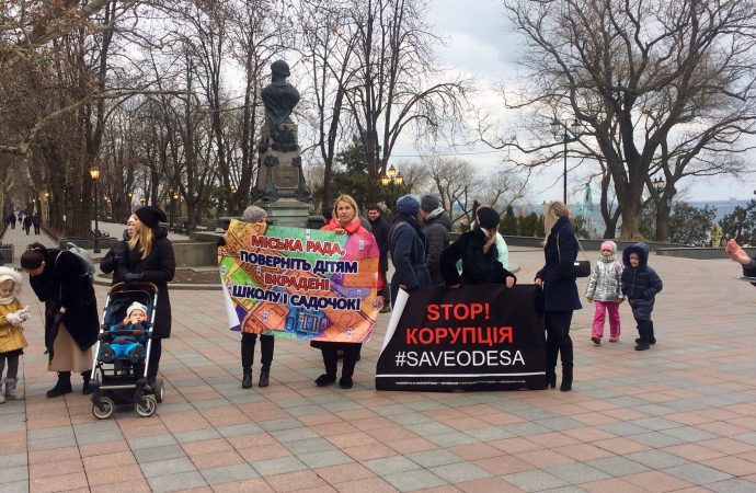 «Каким делам доверять?»: возле мэрии прошёл очередной митинг жителей Гагаринского плато