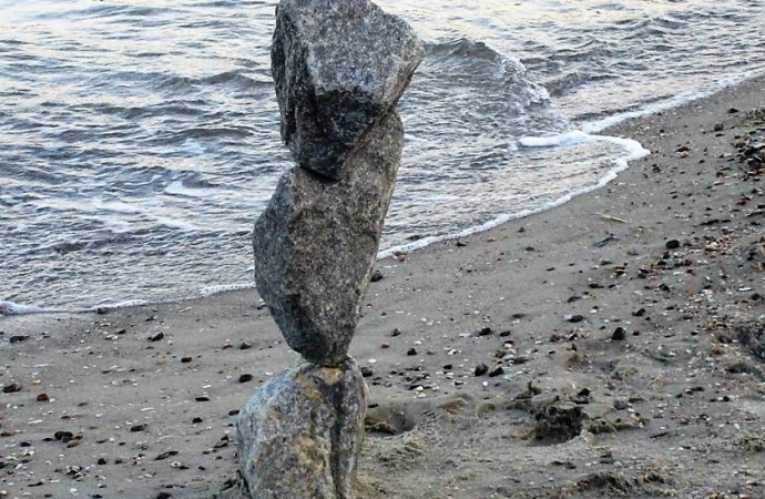 Ради равновесия в душе: одессит создает на пляже чудо-пирамиды из балансирующих камней