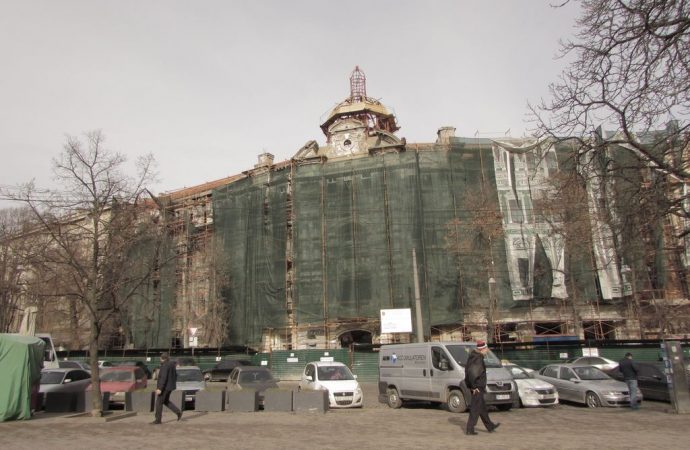 Реконструкция Дома Руссова продолжается: обновления фасада уже заметны