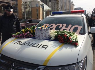 Патрульные полицейские останавливали женщин за рулем и дарили цветы