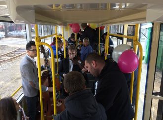Пассажирок одесского трамвая сегодня оригинально поздравляют с праздником