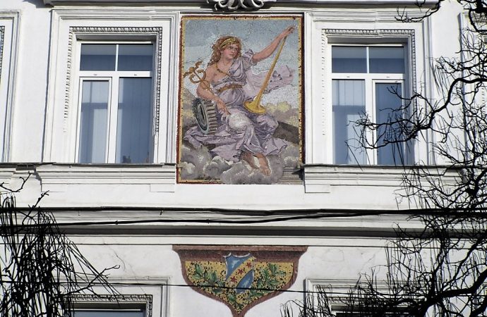 Не картина и не Екатерина: кто изображен на фасаде дома возле Екатерининской площади