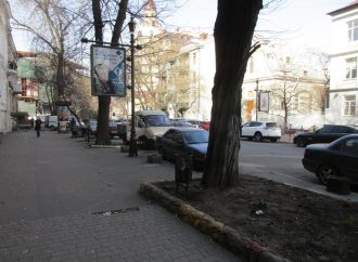 Песок на зубах и икебана в урнах: что творил ветер в центре Одессы