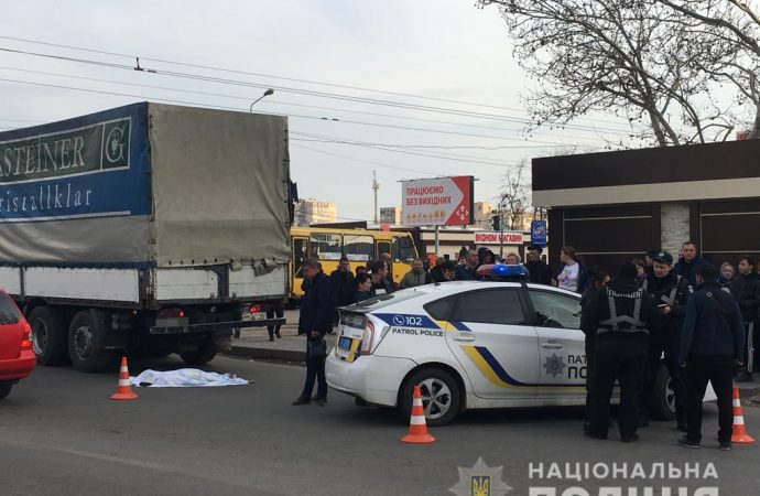 Полиция выясняет обстоятельства гибели пенсионерки под колёсами грузовика