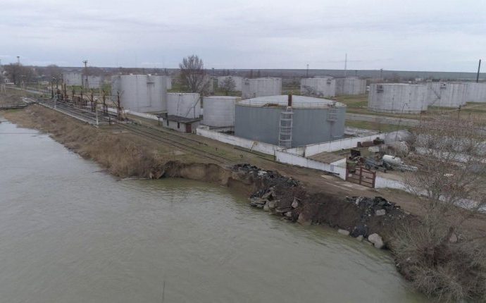 Воды Дуная подмыли берег недалеко от трассы Одесса-Рени
