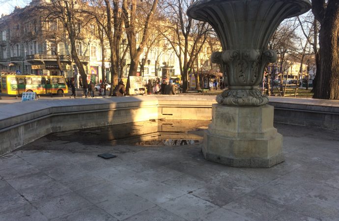 На одеській Соборці запустили фонтан (відео)