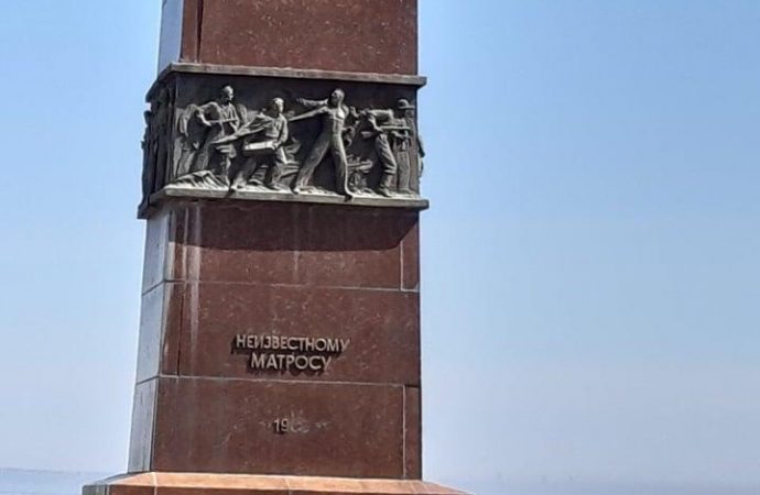Вандалы надругались над памятником Неизвестному матросу в Одессе. Обновлено