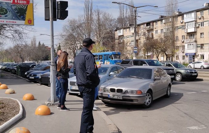Одесские патрульные учат пешеходов правильно переходить дорогу