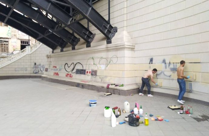 Коммунальщиков не дождались: одесситы сами закрасили граффити под мостом Коцебу