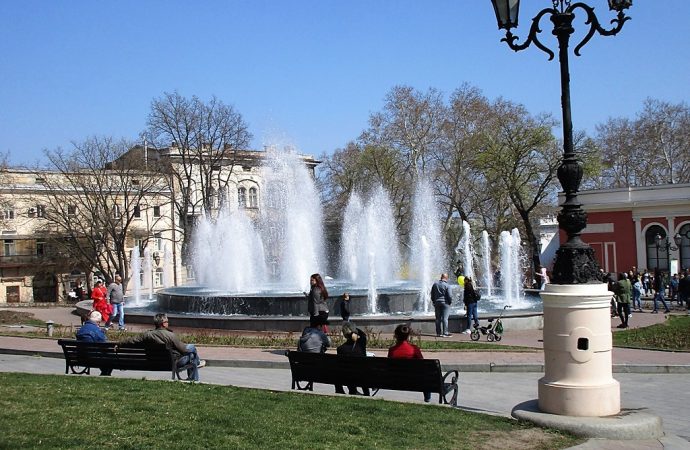 Счастливая семерка: одесситы любуются первыми включенными фонтанами