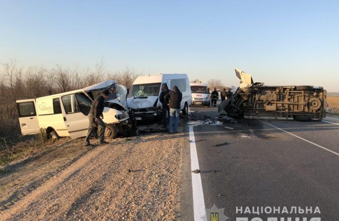 Два столкнувшихся на трассе грузовика зацепили маршрутку с пассажирами, есть жертвы