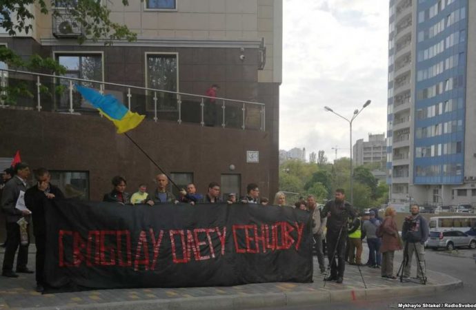Под Российским Консульством в Одессе устроили митинг