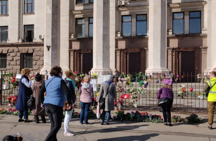 Одесситы с утра идут к Дому профсоюзов помянуть жертв трагедии 2 мая