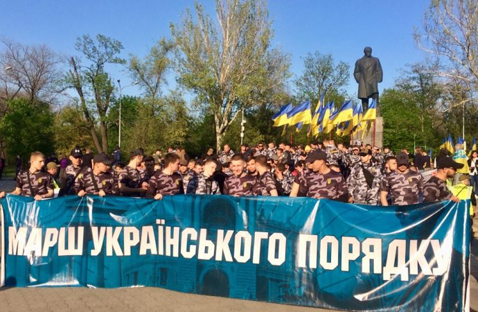 Перекрытые улицы, сине-жёлтые фаеры, джип и пешая колонна: в центре Одессы прошёл «Марш украинского порядка»