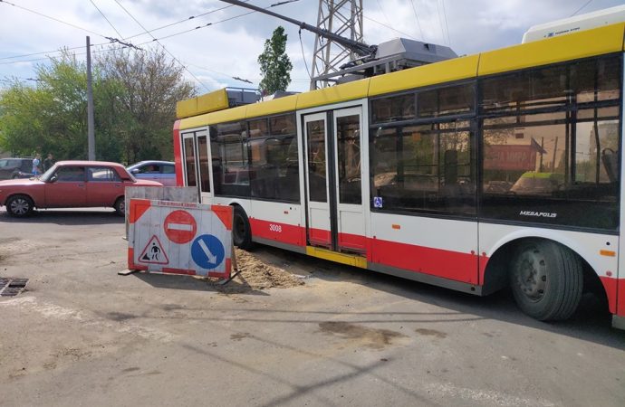 В Одессе троллейбус провалился в яму прямо напротив депо