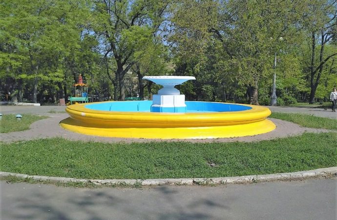 Начал работать патриотический фонтан в парке Шевченко