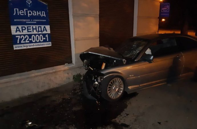 Ещё один ночной гонщик? BMW врезался в стену дома на проспекте Гагарина