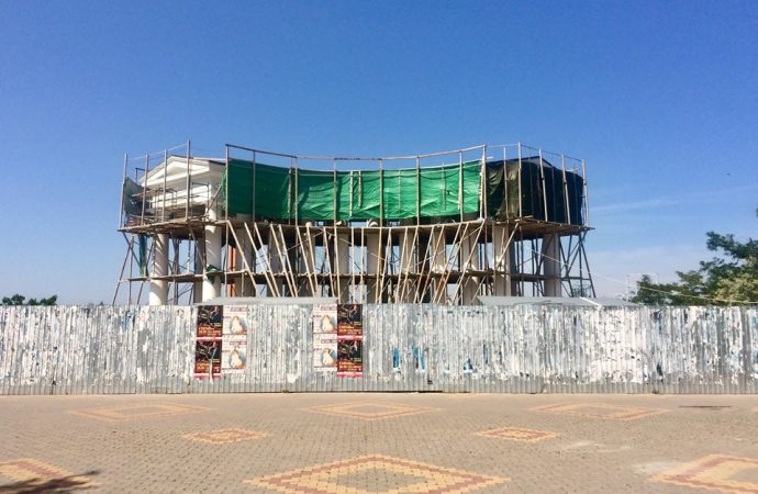Воронцовская колоннада пока в строительных лесах, но ремонт обещают завершить на следующей неделе