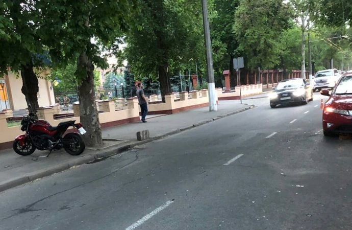 Мотоциклист сбил парня на переходе возле Военной академии