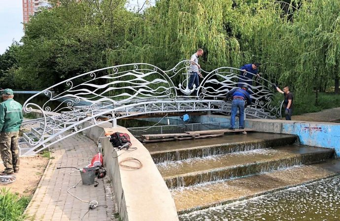 Новый кованый мостик с волнами, якорями и чайками установили на прудах парка Победы