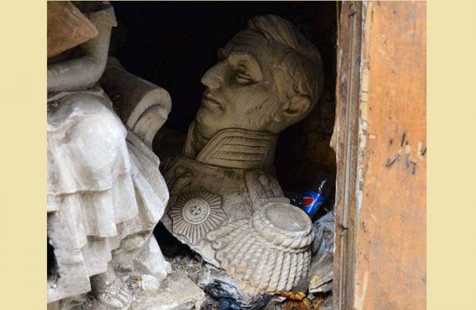 Одесситы обсуждают неожиданную находку в сарае – предположительно, это бюст де Воллана