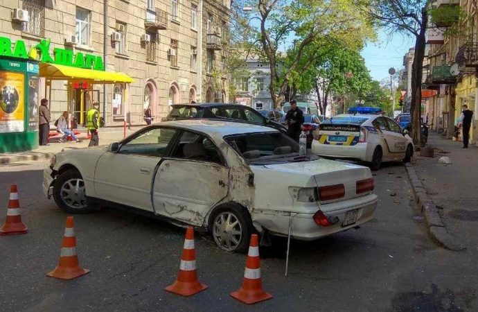 Автомобиль затормозил в дерево в центре Одессы