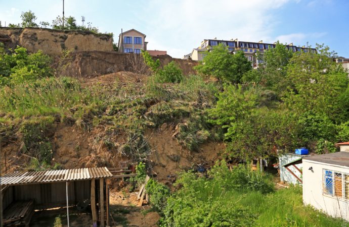 В горсовете сообщили, кто укрепит обрушившийся склон в районе Дачи Ковалевского