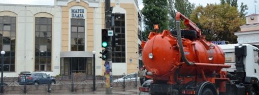 Коммунальщики прочистили ливненвую канализацию Одессы к весне