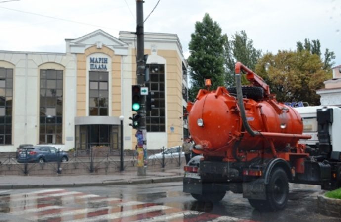 Коммунальщики прочистили ливненвую канализацию Одессы к весне