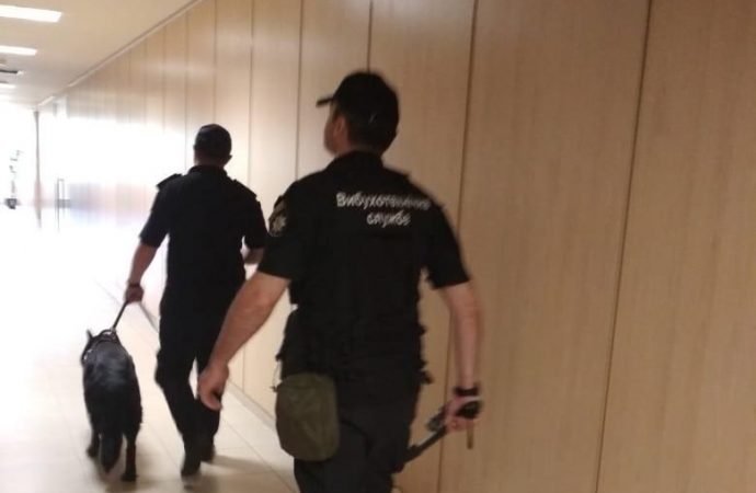 «Минирование» одесской школы: взрывотехники проверяют здание на Пироговской