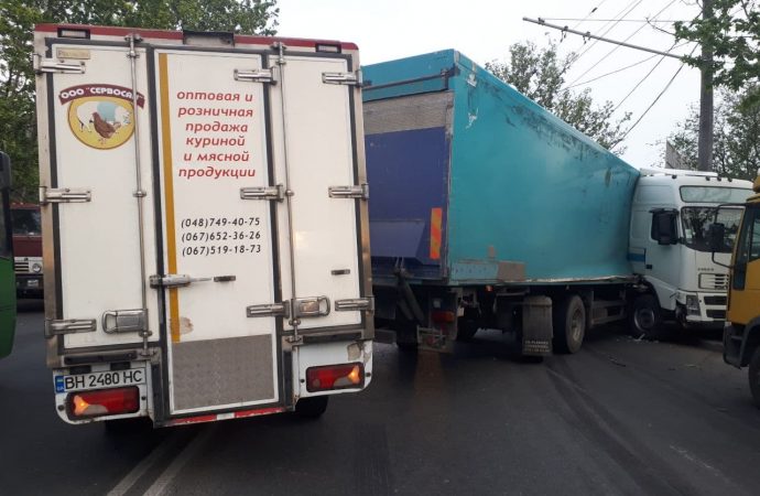 Авария с фурой парализовала движение на въезде в Одессу