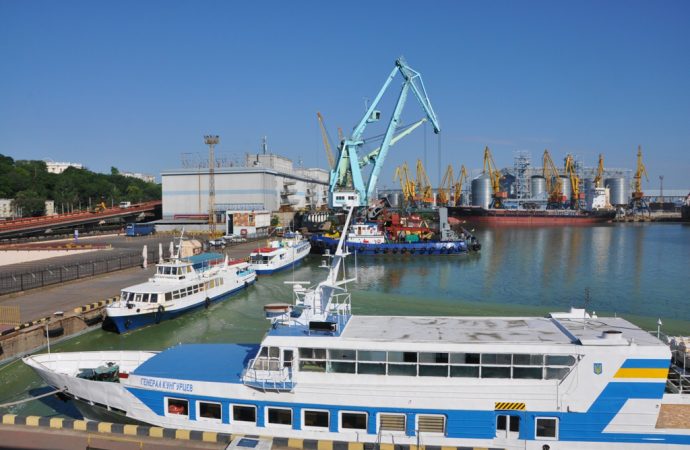 Три специализированных судна убирают «цветущие» водоросли в Одесском порту