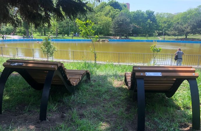 Одесситам обещают установить еще 12 кресел-лежаков в парке Победы