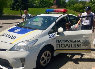 Прокатиться на патрульной машине и поесть солдатскую кашу: полицейские устроили праздник для детей в парке Шевченко