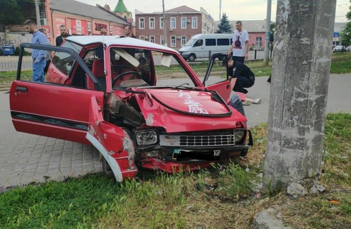 Девушка за рулем красного Daihatsu рано утром врезалась в столб