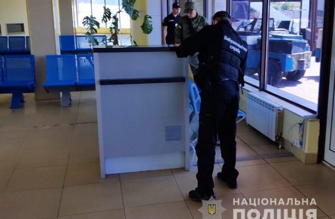 «Заблокировать выезды из города»: неизвестный «заминировал» порт, аэропорт и два вокзала в Одессе