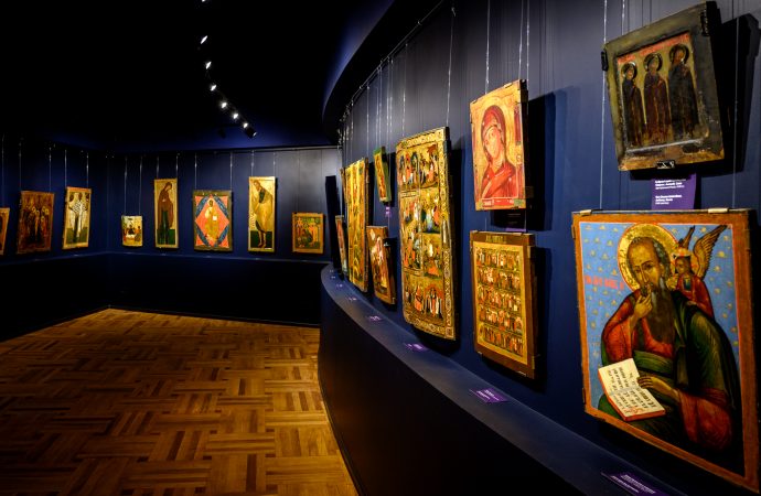 Светлые лики на тёмно-синем фоне: в Художественном музее обновили иконный зал
