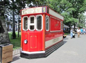 Трамвай 9-го маршрута «встал на прикол» на Старосенной площади