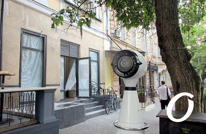 Как освежиться в одесскую жару: на Екатерининской установили чудо-вентилятор