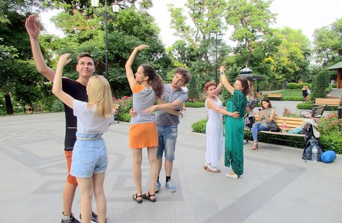 И вальс, и бранль: в Стамбульском парке обучают старинным танцам
