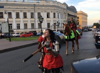 Средневековые рыцари и дамы гуляли по центру Одессы