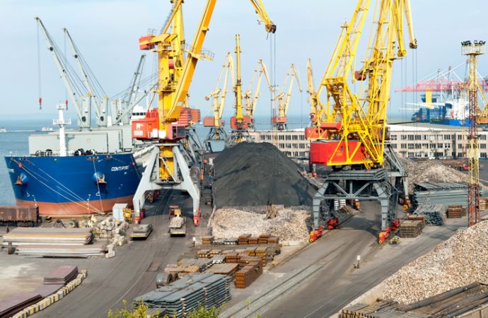 Министр экологии предлагает усилить экопроверки в портах из-за позеленения моря в Одессе