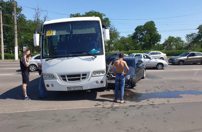 ДТП с автобусом, в котором ехали дети, собрало пробку (ОБНОВЛЕНО)